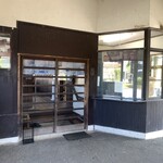 Momoya - 駅舎内の店舗入り口