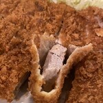 勝烈庵 - ソースをダボダボたっぷりかけないと真価が出ない。カラシもたっぷりがオススメ。ヒレカツとロースカツはカロリーは同じよ！！！！ヒレカツは油を吸います