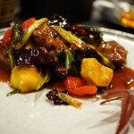 小菜一碟 - 〈今月の一品〉  ・和牛もも肉と栗の甘辛すだち酢炒め 