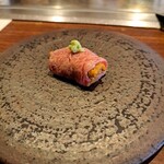 くずし鉄板 あばぐら 神田店 - しゃくなげ牛と紫雲丹の雲丹巻き