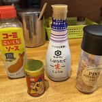 洋食工房パセリ - カウンターには塩・醤油・七味も良いものが用意されています。
