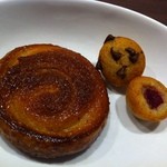 ブーランジェ エス・カガワ - キャラメリゼがたまらないクイニーアマン160円、フィナンシェ（チョコ・フランボワーズ）各30円