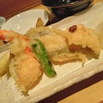 SAKE BAR サカナノトモ - 本日の海鮮と野菜の天ぷら盛合わせ¥858-