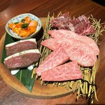 炭火焼肉 あもん - 右上からハラミ、かるび、ミスジ　左はミノと鴨肉