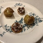 NALA - アミューズ①自家製チーズのグジュール・関門ダコの薪焼きとイチジクのタルト