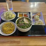 GIA LONG QUAN - Sêt bún bò Huế:ブンボーフェスのセット(\1,100)