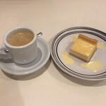 キャトル - ダンナのディナーセット。ニューヨークチーズケーキ。