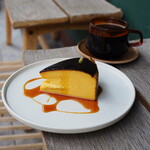 Cafe Jaskołka - キャラメルソースのかぼちゃバスク（710円） モーニングドリンクセット（アメリカーノ）（300円）
