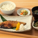 ★Toro mackerel salt-grilled set meal half-fish