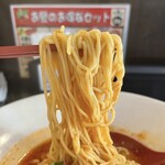 真っ赤ならーめん とまこ - 焼きチーズらーめん 麺リフト♪