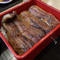 うなぎと炭焼 久松 - 身厚な地焼き、皮はパリッと焼けてて身はフワッとしてた。