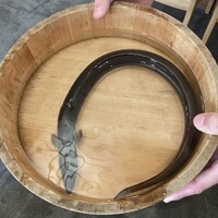 うなぎと炭焼 久松 - これから捌いて焼く鰻を見せてくれた、浜名湖産青鰻