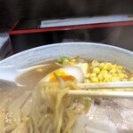 小樽美食坊 大連食堂 - 麺持ち上げ