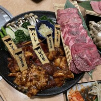 肉の田じま - 【WEB予約限定コース】全14品で6000円‼️飲み放題です。
                    〈お肉盛合せ〉
                    タンナカ・タンモト・タンシタ・ハラミ(4種は塩味）
                    マルチョウ・シマチョウ・ヤン・センマイ・レバー
                    豚カルビ