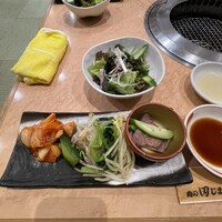 肉の田じま - 〈前菜〉
                    キムチ・オイキムチ・小松菜ナムル・もやしナムル・
                    牛のホホ肉ワイン漬け
                    〈サラダ〉
                    チョレギサラダ