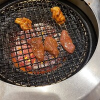 肉の田じま - ⭐️ヤン・センマイ・レバー　味3.3
                      部位は胃ですね。レバーはもちろん肝臓。
                      癖はありません。逆に甘みと旨味が強めです。レバーも火を通し過ぎないように焼きましょう。