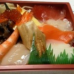 魚の北辰 - ちらし　680円　（パック醤油・山葵付）