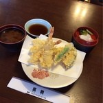 良銀 - 天ぷらのランチ 890円。