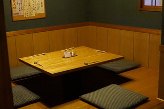 Hirayama - 半個室の掘りごたつ６人掛け。