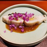 馳走 啐啄一十  - 【写真⑲】炭火炙り鰆(サワライダー、山口県岩国市、7日熟成)、野菜と醤油のタレ、紫蘇の花