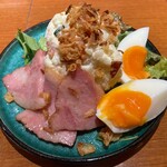 Aticoco 沖縄料理 旬の肴 美酒 - 沖縄ベーコンと半熟たまごのポテサラ