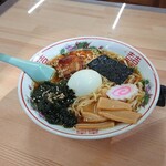 2号売店 おぐま - 玉子も乗ってる豪華トッピング。ラーメン 500円