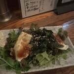 十七番地 - お通しは野菜サラダにドレッシングがかかっていてヘルシーですね。