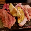 ホルモン豚金 - 左：「豚特上タン（塩）」（800円）、右：「豚コブクロ（塩）」（500円）