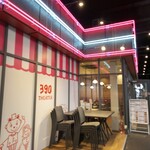 390 RESTAURANT - 駅のそばの高架下にあります。