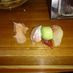 彌助すし - 特上にぎり(左から (多分)かんぱち、マグロの赤身アボカド乗せ、鯛)