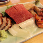 三松寿司 - 刺し盛り　赤貝、マグロ、タコ、烏賊、ホタテ、とり貝