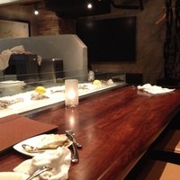 BELON 渋谷店 - カウンターの目の前には種々の牡蠣がずらり