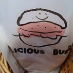 ビーチ バーガー 9 - ジューシーなバーガーに包み紙は必須です。