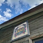 ビーチ バーガー 9 - ハワイアン的デザインの看板。