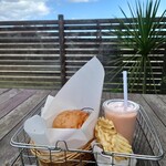 ビーチ バーガー 9 - 席を使用する場合、注文品はかごに入れられて店頭で受け取る。