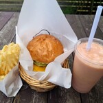 ビーチ バーガー 9 - ワッフルフライドポテト、ダブルチーズバーガー、トロピカルオレンジスムージー (セット価格 1780円)