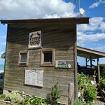 ビーチ バーガー 9 - すっかりこの海岸の一部になった木造の建物