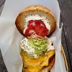 ビーチ バーガー 9 - 表面がカリサクッのバンズが絶品、少し焦げ目が入るくらいの焼き加減とたっぷりのレタスが良い。トマトの水分がバンズに移らないように間にソースが配されている。