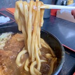 うどん万福 - カツカレーうどん  麺は長めでカレースープの中で絡まってすすりづらいです