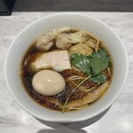 Ramen KURUMU - 肉ワンタン麺 黒＋味玉