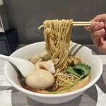 Ramen KURUMU - 肉ワンタン麺 黒＋味玉