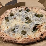 Pizzeria Bakka M'unica - シラスとグリーンオリーブ