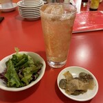 TSUTSUMU - 定食のサラダ、搾菜とドラゴンハイボール