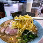 横濱ラーメン あさが家 - カタメにした麺は、中太縮れ短め麺でした。モキュモキュツルツルバインバインな食感喉越しの麺でした。