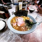 横濱ラーメン あさが家 - ラーメン中950円チャーシュー3枚200円サービスライス、カタメコイメです。