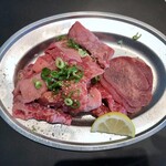 焼肉 松本 - 赤身セット 塩タン付き お肉大盛りのお肉