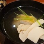 馳走 啐啄一十  - ④炭火焼き白甘鯛(愛媛県八幡浜産)、スライス松茸(岩手県産)、利尻昆布と血合い抜き鮪節の出汁のお椀