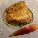 馳走 啐啄一十  - ②炭火焼き赤鯥【別称:ノドグロ】(島根県産、釣りもの)、赤鯥出汁炒めキャベツ、茗荷添え