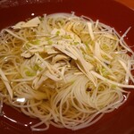 馳走 啐啄一十  - ①羅臼昆布出汁のにゅう麺、スライス松茸(岩手県)載せ