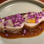 馳走 啐啄一十  - ⑮炭火炙り鰆(山口県岩国産、7日熟成)、6種の野菜&醤油ソース掛け、紫蘇の花載せ